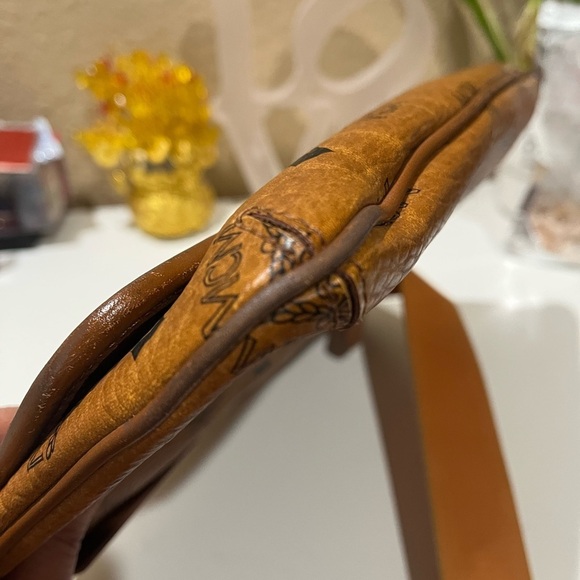 MCM COGNAC VISETOS MESSENGER BAG - Picture 6 of 16